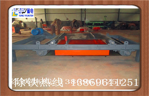 　二.自動除鐵器 鎧甲式自卸電磁除鐵器具有以下特點：  　　1.除鐵器的磁路合理,磁場高,磁導(dǎo)率大.因此,適用于除鐵.采用全密封結(jié)構(gòu),通過真空干燥等工藝制造工藝,可有效防止灰塵和有害氣體對線圈的侵蝕,環(huán)境和氣候適應(yīng)性強,使用壽命長.  　　2,驅(qū)動電機,滾筒,帶刮板鐵帶等鐵體組件.在工作過程中,鐵體自動將鐵皮上吸附的鐵磁材料投入除鐵除鐵器以外的收集箱中,無需手動拆除電源故障,實現(xiàn)除鐵自動化.  　　3,依靠電機驅(qū)動皮帶上的刮刀,去除粉末或堵塞強力非磁性材料的鐵離子除鐵裝置的鐵磁材料,將其用于破碎機和輸送帶上任何鐵質(zhì)材料.