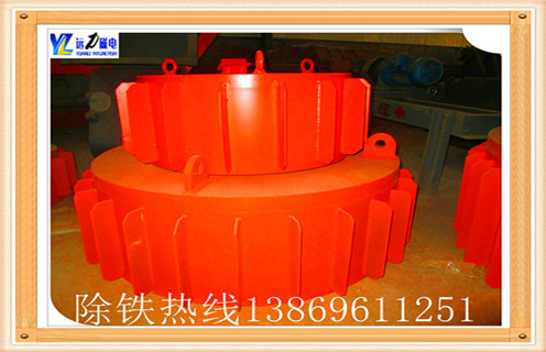 　　電磁除鐵器國家標(biāo)準(zhǔn),電磁除鐵器是一種用于去除大塊非磁性材料中的鐵的電磁裝置,通常安裝在帶式輸送機(jī)的頭部或中部.電力產(chǎn)生的強(qiáng)磁力會在鐵材料中混入鐵片后從排料皮帶,自動清除目的,并可有效防止輸送帶縱向劃痕,保護(hù)破碎機(jī),磨床等正常工作.因此,該系列鐵廣泛應(yīng)用于電力,礦山,冶金,建材,煤炭制備,化工等部門下面.