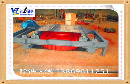 1.RCDD電磁自卸式除鐵器設(shè)計獨特: 采用軸流風(fēng)機(jī)強(qiáng)迫風(fēng)冷,特殊風(fēng)道設(shè)計,風(fēng)力大.風(fēng)壓高,勵磁線圈散熱快,溫度低,冷熱磁場差異小. 2.RCDD電磁自卸除鐵器安全性高 自動卸鐵,維護(hù)方便,傳動滾筒采用腰鼓型結(jié)構(gòu),具有皮帶糾偏功能,防塵式軸承座.機(jī)械故障低 3.RCDD電磁自卸除鐵器清鐵方式: 工作過程中,當(dāng)吸附鐵磁物較多時,人工停電清除鐵雜質(zhì),適用于含鐵量較少的場合. 4.RCDD電磁自卸除鐵器應(yīng)用范圍: 磚瓦.水泥.煤炭.火電廠.造紙.礦山.建材.化工.冶金.耐火材料等行業(yè).