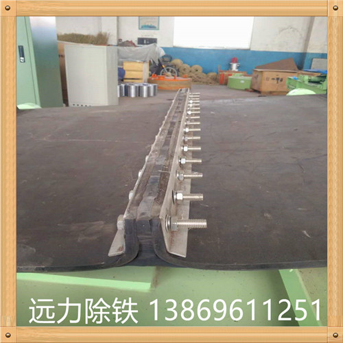 橡膠除鐵器皮帶 除鐵器環(huán)形帶接頭方法有三種: (1)直接硫化成環(huán)形帶子. (2)硫化時留生頭 除鐵器環(huán)形帶生產(chǎn)商,使用時根據(jù)要求現(xiàn)場加熱加壓使接頭部分硫化. (3)用膠黏劑現(xiàn)場黏合.由于無機(jī)械接頭,運(yùn)行平穩(wěn),適用于選礦,化肥等部門的物料輸送. 除鐵器環(huán)形輸送帶是指平型輸送帶生產(chǎn)完成后,因?yàn)槭褂玫沫h(huán)境或者條件限制,必須使用環(huán)形輸送帶時,我們會對平型輸送帶進(jìn)行硫化接頭(又稱熱粘),使其變?yōu)榄h(huán)形輸送帶.其帶芯接頭處強(qiáng)力可達(dá)到膠帶本體強(qiáng)力的90%,膠帶表面無明顯接頭缺陷. 因此 除鐵器環(huán)形帶的求購,環(huán)形輸送帶運(yùn)輸平衡,使用伸長小.環(huán)形輸送帶帶芯用優(yōu)質(zhì)全棉或維棉交織帆布制成,一般2-8層或用尼龍帆布(或聚酯帆布)作強(qiáng)力層.