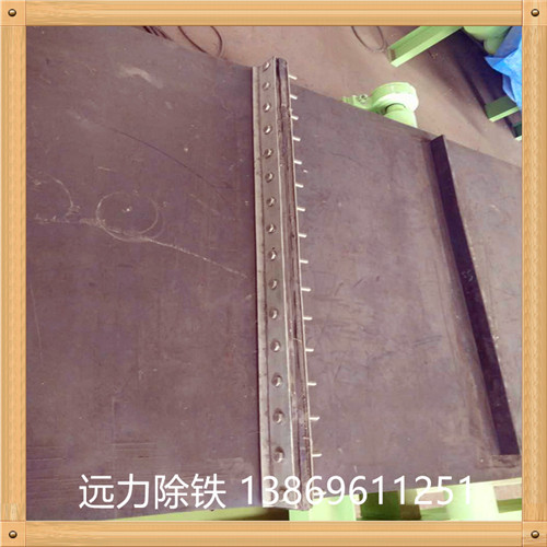 除鐵器環(huán)形帶 除鐵器接口帶的保養(yǎng)方法 1. 輸送帶在運(yùn)輸和貯存中,應(yīng)保持清潔,避免陽(yáng)光直射 除鐵器環(huán)形帶廠家,雨雪浸淋,防止與酸 . 堿.油類(lèi),有機(jī)溶劑等影 響橡膠質(zhì)量的物質(zhì)接觸,并距離發(fā)熱裝置1米以外. 2. 貯存時(shí)庫(kù)房?jī)?nèi)溫度宜保持在—15℃—+40℃之間,相對(duì)濕度宜保持在50—80%之間. 3. 貯存中輸送帶須成卷放置,不得折疊,放置期間應(yīng)每季翻動(dòng)一次. 4. 輸送帶運(yùn)行速度不應(yīng)大于5.0米/秒,運(yùn)輸塊度大,磨損性大的物料和使用固定犁型卸料裝置時(shí)應(yīng)盡量采用低速.超出規(guī)定速度時(shí),會(huì)影響膠帶使用壽命. 5. 運(yùn)輸機(jī)的傳動(dòng)滾筒直徑與輸送帶布層的關(guān)系,傳動(dòng)滾筒改向滾筒的配套以及對(duì)托輥槽角的要求,應(yīng)根據(jù)輸 送機(jī)的設(shè)計(jì)規(guī)定,合理選取. 6. 為減輕物料對(duì)膠帶的沖擊與磨損,給料方向應(yīng)順膠帶的運(yùn)行方向;物料下落到膠帶上的落差應(yīng)盡量減小;給料口應(yīng)避開(kāi)滾筒或托輥的正上方;膠 帶受料段應(yīng)縮短托輥間距 和采取緩沖措施.為防止刮破膠帶,擋料裝置刮板清掃裝置和卸料裝置與膠帶的接觸部分應(yīng)采用硬度適宜的橡膠板,不要采用夾有布層的膠帶頭.