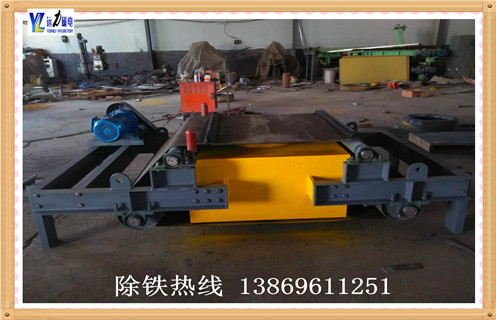  　?、儆?jì)算機(jī)模擬磁路,設(shè)計(jì)獨(dú)特的磁極結(jié)構(gòu),保證在額定懸掛高度處其磁場(chǎng)達(dá)到或超出國(guó)標(biāo)值,磁極吸附面積大,保證有足夠時(shí)間從運(yùn)行物料中吸起鐵磁性雜物;  　?、诖艌?chǎng)穩(wěn)定,保證在惡劣環(huán)境下永磁芯在八年內(nèi)磁力降低不超過(guò)5%; ③整機(jī)結(jié)構(gòu)緊湊合理,不用電源勵(lì)磁系列,不用冷卻系統(tǒng),皮帶具有自動(dòng)糾偏功能,特制密封軸座,適應(yīng)惡劣環(huán)境下工作,能連續(xù)自動(dòng)清除所吸附的雜鐵,可保障長(zhǎng)期無(wú)故障運(yùn)行; ④驅(qū)動(dòng)電動(dòng)機(jī)擁有防爆與非防爆兩種類型可供選用. ⑤各項(xiàng)技術(shù)指標(biāo)均符合JB/T8711-1988標(biāo)準(zhǔn),稱為達(dá)國(guó)標(biāo)的普通永磁除鐵器.