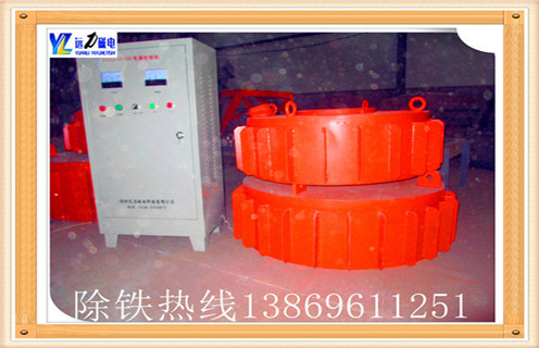 盤(pán)式自冷電磁除鐵器啟動(dòng)控制方式 盤(pán)式自冷電磁除鐵器的啟動(dòng)隨其所在皮帶機(jī)啟動(dòng)運(yùn)行,皮帶機(jī)啟動(dòng),其高壓控制柜內(nèi)合位繼電器上的一對(duì)常開(kāi)觸點(diǎn)接通,盤(pán)式自冷電磁除鐵器得到運(yùn)行指令開(kāi)始運(yùn)轉(zhuǎn). 盤(pán)式自冷電磁除鐵器停止控制:盤(pán)式自冷電磁除鐵器所在的皮帶機(jī)停止,皮帶機(jī)控制柜上的合位繼電器失電,常開(kāi)觸點(diǎn)斷開(kāi);盤(pán)式自冷電磁除鐵器設(shè)置延時(shí)停機(jī)功能,在合位繼電器失電后延時(shí)10min,盤(pán)式自冷電磁除鐵器停止運(yùn)轉(zhuǎn). 二.盤(pán)式自冷電磁除鐵器長(zhǎng)時(shí)間不用時(shí)的注意事項(xiàng) 如果盤(pán)式自冷電磁除鐵器長(zhǎng)時(shí)間沒(méi)有正常的工作了,現(xiàn)在想要重新開(kāi)始使用,就要注意一些事項(xiàng),要先進(jìn)行電氣性能方面的檢查,是否存在問(wèn)題.在工作時(shí),周?chē)荒苡袃x器儀表,以免儀器儀表受到干擾.盤(pán)式自冷電磁除鐵器的周?chē)鷳?yīng)沒(méi)有粉塵,如有的話(huà)應(yīng)及時(shí)進(jìn)行清理.在使用前,要先進(jìn)行相應(yīng)的檢查,是否有問(wèn)題,如有則不能使用.盤(pán)式自冷電磁除鐵器應(yīng)存放在室內(nèi),而且要避免受潮,不能放在露天場(chǎng)所中.所以說(shuō)盤(pán)式自冷電磁除鐵器的正確使用對(duì)它的使用壽命是很重要的,在現(xiàn)場(chǎng)必須按規(guī)程說(shuō)明安裝使用.