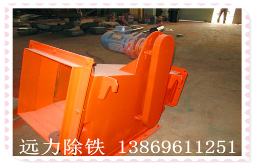 1.管道永磁除鐵器工作原理  　　當材料經過管道除鐵除鐵分離器時,鐵磁材料吸附到分離器的不銹鋼管的壁上.隨著永磁體移動,隔板逐漸流入材料管.攻絲方向滑動,材料分離.在出鐵口處,由于永磁體物料隨著圓周運動方向提長而被甩開,鐵磁性材料的磁性吸引力損失,在重力的作用下從出鐵放電,實現(xiàn)自動材料鐵.  　　2.管道永磁除鐵器產品特征  　　該裝置采用NdFeB的高剩余磁性作為磁源,除了鐵和高效率,長使用壽命.動力源采用低功率擺線齒輪減速電機,傳動采用精密滾子鏈,體積小,重量輕,運行可靠穩(wěn)定,故障小等優(yōu)點,使用方便,容易維護.設備結構合理,緊湊,易于安裝,可與管道中的材料串聯(lián)使用.除鐵工藝連續(xù),自動,啟動后設備不小心.適用于封閉式物料搬運系統(tǒng),工作時無粉塵逃逸,無環(huán)境污染.管道壁采用特殊耐磨材料,使用壽命呈指數(shù)增長.  　　3.管道永磁除鐵器適用范圍：  　　廣泛應用于水泥,電力,陶瓷,磚,化工,食品,玻璃,冶金,鋼鐵等行業(yè).它是物料凈化和后續(xù)設備安全操作的首選.除了鐵設備.以上為您介紹的就是管道永磁除鐵器在水泥廠中應用很廣泛的一款設備