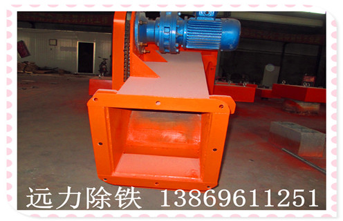 1.化工漿料除鐵器應(yīng)用：  　　主要用于去除黑色金屬材料與液態(tài)原料混合,磁場(chǎng)強(qiáng)度高,去除率高,去除原材料后的品位,純度顯著提高,含液體濕式雜物優(yōu)良設(shè)備顯著下降;在紙漿,陶瓷,化工原料,礦物等液體原料中的雜質(zhì).  　　2.化工漿料除鐵器特點(diǎn)：  　　所使用的磁源是世界上最流行的具有高場(chǎng)強(qiáng),采用高矯頑力的NdFeB,用于確保產(chǎn)品純度. 漿料除鐵器是一種磁性材料,能產(chǎn)生強(qiáng)大的磁吸引力,節(jié)能除鐵設(shè)備.  　　3化工漿料除鐵器應(yīng)用：  　　主要用于去除黑色金屬材料與液態(tài)原料混合,磁場(chǎng)強(qiáng)度高,去除率高,去除原材料后的品位,純度顯著提高,含液體濕式雜物優(yōu)良設(shè)備顯著下降;在紙漿,陶瓷,化工原料,礦物等液體原料中的雜質(zhì).  　　4.化工漿料除鐵器磁源特點(diǎn)：  　　?磁場(chǎng)源是世界上最流行的具有高場(chǎng)強(qiáng),高矯頑力的NdFeB,用于確保產(chǎn)品質(zhì)量.產(chǎn)品簡(jiǎn)單,使用方便,整體結(jié)構(gòu)耐用可靠.漿料永磁管除鐵器可直接連接使用送液管;當(dāng)需要取出鐵磁材料時(shí),打開(kāi)門(mén),取下雜物門(mén),取出鋼筋,