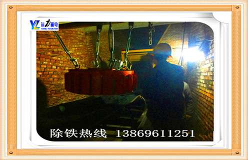 一.粉狀物料電磁除鐵器的技術(shù)特點(diǎn)  　　1.磁性材料的性能NdFeB磁源,溫度高,性能穩(wěn)定,不退磁.  　　2.磁路設(shè)計,雙極結(jié)構(gòu),使磁場通過材料場強(qiáng)大大加深,吸力為普通管道分離器的2-3倍.  　　3.管道全密封體,安裝在熨斗外,避免長期使用分離器造成損壞.  　　4.體積小,重量輕,垂直安裝,方便熨斗.  　　5.根據(jù)用戶要求設(shè)計定制.  　　二.粉狀物料電磁除鐵器的工作原理  　　物料通過裝置,中心分隔器由分離器材料到管道分離器的磁場覆蓋區(qū)域,鐵磁材料吸附在管壁上,去除鐵磁材料打開側(cè)門,鐵磁材料刪除.