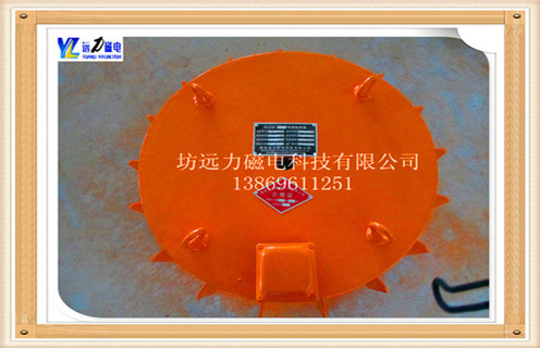 一.電磁除鐵器rcdb-14的技術(shù)參數(shù)  　　1.磁路采用計算機模擬設(shè)計,透磁深度大.磁力強.  　　2. 內(nèi)部采用電工專用樹脂澆注,自冷式全密封結(jié)構(gòu).防塵.防雨.耐腐蝕.  　　3.自動卸鐵.維護簡便.滾筒腰鼓形結(jié)構(gòu),具備皮帶自動糾偏功能,特制全密封軸承座,可實現(xiàn)長期無故障運行.  　　4.產(chǎn)品配套性好,整流設(shè)備功能齊全,具有手動和集控功能,能滿足多種場合的使用要求.  　　5.可有效吸除混雜在非磁性物料中0.1-35公斤的鐵磁性物質(zhì).  　　二.電磁除鐵器rcdb-14的工作流程  　　1.注意觀察除鐵器整機運行狀況及吸.棄鐵能力.可以人為的向被輸物料內(nèi)投入不同重量.不同形狀的雜鐵,檢測吸.棄鐵能力及除凈率,必要時對吊高或傾角應(yīng)做調(diào)整.  　　2.按下隔爆型電控箱的啟動按鈕本設(shè)備即可運行.  　　3.保持通電持續(xù)率連續(xù)試生產(chǎn)運行24小時之內(nèi)不出現(xiàn)問題便可投入正式生產(chǎn)運行.