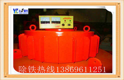 1.電磁除鐵器故障產(chǎn)生原因  　　  1.1檢查控制柜接線是否良好,絕緣正常.  　　  1.2檢查磁盤除了電纜絕緣是否正常,接線盒是否進(jìn)入水中,如有必要,進(jìn)行干燥處理.  　　  1.3檢查磁盤除了電阻是否正常.  　　2.電磁除鐵器故障解決辦法  　　  2.1.連接電源開始后,皮帶除鐵器既不旋轉(zhuǎn)也不勵(lì)磁.         原因是：段開開關(guān)未閉合;熱繼電器動(dòng)作不恢復(fù);從則導(dǎo)致控制電路保險(xiǎn)絲燒壞.  　　  2.2.打開電源后皮帶式除鐵器開始旋轉(zhuǎn),但后面因?yàn)閯?lì)磁到自動(dòng)控制開關(guān)跳閘.        原因是：硅整流器擊穿,電壓表指示異常;直流側(cè)電路,電流指示不正常.  　　  2.3.接通電源后,起動(dòng)皮帶除鐵器旋轉(zhuǎn),但勵(lì)磁沒有接通.        原因是：溫控繼電器動(dòng)作;冷卻風(fēng)扇故障;勵(lì)磁繞組過熱.  　　2.4.強(qiáng)勵(lì)磁開關(guān)不正常.        原因是：金屬探測(cè)器不動(dòng);金屬探測(cè)器故障;時(shí)間繼電器設(shè)置不好;時(shí)間繼電器故障.  　　2.5.電機(jī)齒輪箱溫升,聲音異常.        原因是：由于電機(jī)過載或者因?yàn)檩S承的損壞,齒輪箱蝸輪嚴(yán)重磨損,減速機(jī)油