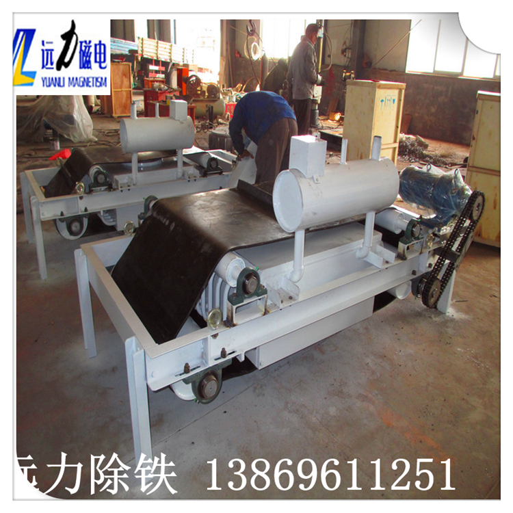1.油冷式電磁除鐵器的結(jié)構(gòu)  出油管分別與循環(huán)泵及散熱器連接.變壓器油通過進油管.注油通道及進油通道流入線圈的油道內(nèi),并在油道內(nèi)自下而上運動,帶走線圈內(nèi)部產(chǎn)生的熱量,再通過軛板內(nèi)的回油通道返回出油管內(nèi)送入散熱器內(nèi)進行散熱,周而復(fù)始的實現(xiàn)為線圈降溫的目的.  　　2.油冷式電磁除鐵器的內(nèi)部循環(huán)  由于采用內(nèi)循環(huán)結(jié)構(gòu),簡化了外部的循環(huán)管路,減少了焊點泄漏現(xiàn)象的發(fā)生,保證了除鐵器能夠正常工作,提高了除鐵效率.同時,這種內(nèi)循環(huán)結(jié)構(gòu)使油路循環(huán)更加均勻合理,有效地降低了除鐵器的溫升,保證溫升在40℃以下,提高了除鐵器的性能,使其性能遠遠高于行業(yè)標準.此外,鐵芯內(nèi)設(shè)有立體注油通道,進油時可對鐵芯進行散熱,使除鐵整體的散熱效果更好.具有結(jié)構(gòu)簡單,設(shè)計合理,便于維修,添補了此類除鐵器的空白,處于油冷除鐵器的領(lǐng)先水平,值得廣泛的推廣應(yīng)用.