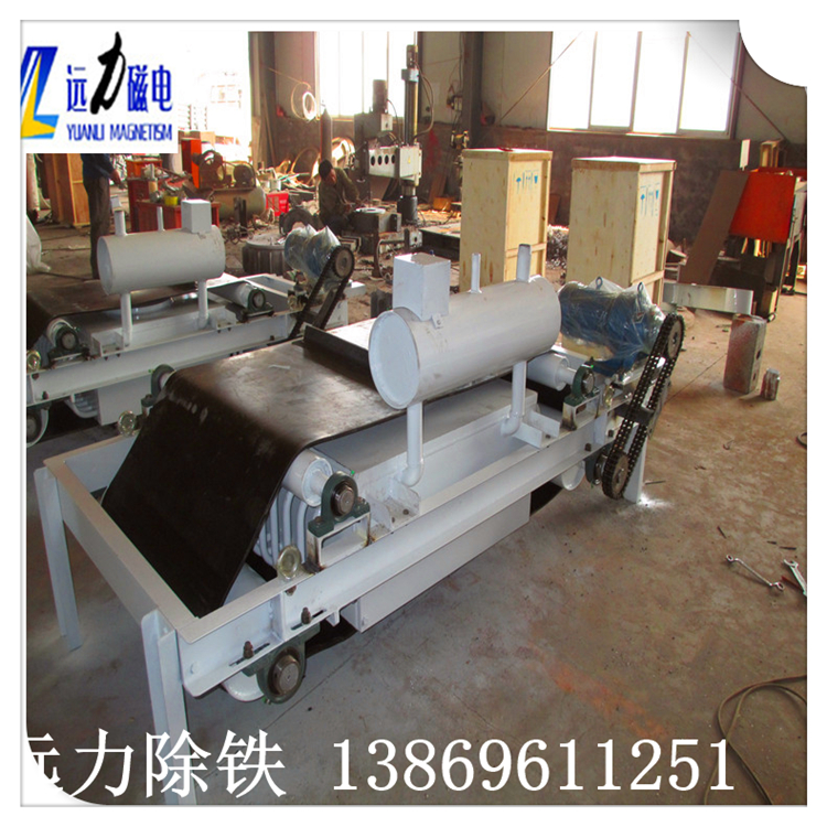 　1.rcde油冷電磁除鐵器結(jié)構(gòu)特點(diǎn)  　　1.1磁除鐵磁路采用計(jì)算機(jī)模擬設(shè)計(jì),磁場強(qiáng)度高,磁導(dǎo)率深,適用于較厚的鐵板場合.  　　1.2勵(lì)磁線圈專用設(shè)計(jì),具有縱,橫油路,非常有利于把熱傳導(dǎo)到變壓器油,有效降低銅線圈或鋁線圈溫度,使線圈工作溫度升至60℃,達(dá)到國內(nèi)同類產(chǎn)品的水平.  　　1.3線圈絕緣F級以上,選用新型高溫導(dǎo)熱油,油設(shè)計(jì)合理,通暢,循環(huán)快,熱效率高.  　　1.4線圈采用特殊環(huán)氧樹脂浸泡,固化,提高整體的絕緣性能,密封結(jié)構(gòu),防塵,防雨,防煙,防腐蝕.  　　1.5波紋翅片,散熱面積大幅增加,有效控制溫升.  　　1.6采用國際蒸發(fā)冷卻電磁除鐵器生產(chǎn)工藝制造,使用德國漏檢漏檢測,絕對控制,消除滲透問題(年檢漏量5mg可檢測)  　　1.7卸料機(jī)構(gòu)由齒條,擺線減速機(jī)(以下簡稱減速電機(jī)),主從動(dòng)滾輪.輥,鏈輪,鏈條和卸料帶,帶卸料鐵刮刀.卸載皮帶張力和偏差調(diào)整可用于不間斷軸承調(diào)節(jié)裝置的情況.