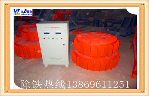 1.干式電磁除鐵器的主要性能指標(biāo)  　　達(dá)到或高于JB / T7689-95標(biāo)準(zhǔn),去除0.1-35公斤鐵磁材料中的散裝材料.  　　2.干式電磁除鐵器實際上是整流電路電磁除鐵器應(yīng)用的控制柜：  　　2.1.變壓器控制柜是除鐵器所需的直流電源設(shè)備.它也是整個除鐵器操作的控制裝置.在除鐵器的提升完成之后,可以根據(jù)電氣接線圖連接除鐵器的電源.  　　2.2.控制柜應(yīng)放置在小灰塵,干燥,無雨雪侵入,通風(fēng)良好,易于操作和觀察的地方;  　　2.3.使用前應(yīng)檢查電氣部件,連接線和緊固件是否因長途運輸造成的松動或損壞,接線時應(yīng)正確區(qū)分輸出和輸入;  　　2.4.控制柜至少一次四分之一的灰塵,并檢查電氣觸點是否松動,有時間修復(fù)的問題;  　　2.5.如硅整流二極管損壞,應(yīng)使用相同類型的二極管更換,但必須注意二極管上的符號“極性與原來相同,否則不能更換;  　　?2.6.如果控制柜中使用的保險絲損壞,應(yīng)根據(jù)原理圖的額定值選擇原因