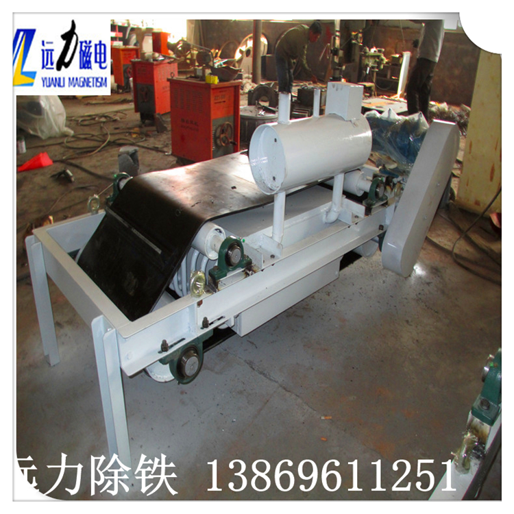 1.通遼油冷自卸式電磁除鐵器的組成  　　RCDF系列油冷自卸式電磁除鐵器由除鐵器本體和卸鐵機構(gòu)兩部分組成.卸鐵機構(gòu)由機架.擺線針輪減速機(以下簡稱減速電機).主 從動滾筒.托輥.皮帶輪(或鏈輪).三角帶(或皮帶輪)和裝有刮板的卸鐵皮帶組成.  　　2.油冷自卸式電磁除鐵器工作原理  　　除鐵器接通電源后,勵磁系統(tǒng)產(chǎn)生了強大的磁場,當輸送機上的散狀物料經(jīng)過除鐵器下方時,混雜在物料中的鐵磁性雜物,在磁場力作用下被吸起,由運行的卸鐵皮帶連續(xù)拋出,當物料脫離磁場范圍外,鐵磁性雜物在重力作用下掉入集鐵箱中.