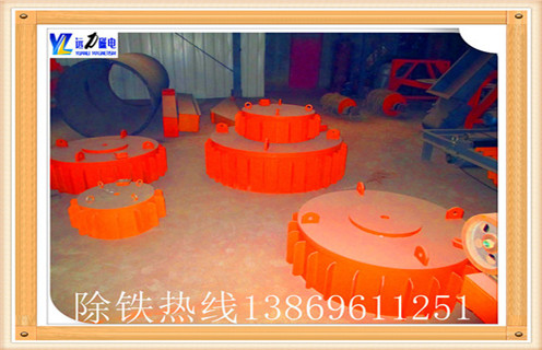 1.盤(pán)式電磁除鐵器的安裝要求：  　　1.1額定懸掛高度處對(duì)應(yīng)磁極幾何中心的磁感應(yīng)強(qiáng)度不小于150mT   ?1.2供電電壓為AC380V,50Hz.電控柜及電機(jī)防護(hù)等級(jí)為IP55.控制柜外殼采用不銹鋼板,采用雙層門(mén).厚度≥2mm.  　　1.3兩臺(tái)除鐵器應(yīng)采用程控交替運(yùn)行.RCDB型自冷盤(pán)式電磁除鐵器與PDC系列盤(pán)式電磁除鐵器.RCDY系列電磁除鐵器等同.是用于清除粉狀或塊狀非磁性物料中雜鐵的除鐵裝置.其內(nèi)部采用電工專用樹(shù)脂澆注,自冷式全密封結(jié)構(gòu),具有透磁深度大.吸力強(qiáng).防塵.防雨.耐腐蝕等特點(diǎn),在極其惡劣的環(huán)境中仍能可靠運(yùn)行.行走裝置的配備可由客戶自己選擇.   1.4除鐵器行走前10秒,應(yīng)有聲光報(bào)警,聲光報(bào)警一直持續(xù)到除鐵器回到原位.