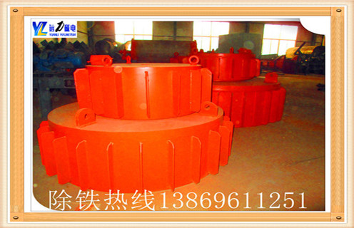 1.【RCDB系列超強(qiáng)干式電磁除鐵器工作原理】  　　1.1該設(shè)備內(nèi)部采用電工專業(yè)的樹(shù)枝澆注,自冷式全密封結(jié)構(gòu),這樣澆注的結(jié)果是具有透磁深度大.吸力強(qiáng).防塵.防雨.耐腐蝕等特點(diǎn),  　　1.2能夠在極其惡劣的環(huán)境中仍能可靠運(yùn)行.對(duì)磁性材料的回收和防止研磨機(jī)、細(xì)碎機(jī)等機(jī)械設(shè)備的破壞和磨損,有可靠的保護(hù)作用.  　　濰坊遠(yuǎn)力磁電有限公司專業(yè)生產(chǎn)除鐵器設(shè)備,工藝精湛,生產(chǎn)的除鐵器設(shè)備不僅在省內(nèi)銷售,而且遠(yuǎn)銷全國(guó)各大城市,成為除鐵器較大的供應(yīng)商之一.