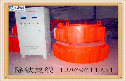 　　電磁除鐵器的技術(shù)特點(diǎn)及變頻控制柜是如何應(yīng)用的，今天遠(yuǎn)力小編就與大家一起詳細(xì)介紹下： 　　一、電磁除鐵器的技術(shù)特點(diǎn)如下  　　1、電磁除鐵器磁路采用計(jì)算機(jī)模擬設(shè)計(jì)，透磁深度大，磁力強(qiáng)。  　　2、特殊的風(fēng)道設(shè)計(jì)，軸流風(fēng)機(jī)強(qiáng)迫風(fēng)冷，風(fēng)量大，風(fēng)壓高，使線圈散熱快，溫升低，冷熱態(tài)磁場(chǎng)差異小。  　　3、電磁除鐵器線圈經(jīng)特殊的浸漆絕緣及固化處理技術(shù)，抗氧化，耐腐蝕，懸掛式電磁除鐵器提高整機(jī)的絕緣性能，保障長(zhǎng)期連續(xù)工作不老化。