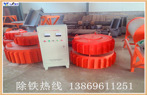 1.我們簡(jiǎn)單介紹一下電磁除鐵器的維修事項(xiàng)：     維修主要事項(xiàng)：檢查連接件松緊情況。電線與端子相連時(shí)最好使用匹配的冷壓端頭，以保證接頭接觸良好。長(zhǎng)期停止運(yùn)行的維護(hù)保養(yǎng)：長(zhǎng)期停止運(yùn)行時(shí)，重新使用要注意所有法蘭、蓋、隔爆面是否符合要求，隔爆面要定期涂防銹油，內(nèi)外接地要良好。定期檢查設(shè)備絕緣電阻是否符合要求。  　　2.電磁除鐵器廠家的服務(wù)細(xì)節(jié)：  　　如果電磁除鐵器廠家對(duì)服務(wù)細(xì)節(jié)的漠不關(guān)心，意味著服務(wù)精神缺少，任何一個(gè)剛開(kāi)始看起來(lái)并不重要的細(xì)節(jié)錯(cuò)失，都會(huì)讓消費(fèi)者懷疑或全盤否定我們的服務(wù)精神。服務(wù)型企業(yè)無(wú)時(shí)不重視細(xì)節(jié)，注意服務(wù)精神的宏揚(yáng)。面對(duì)WTO帶來(lái)的全球性的競(jìng)爭(zhēng)，粗放式管理與經(jīng)營(yíng)再也不能繼續(xù)進(jìn)行下去了。精細(xì)化時(shí)代的到來(lái)，迫使企業(yè)將競(jìng)爭(zhēng)的焦點(diǎn)更多地從戰(zhàn)略轉(zhuǎn)向細(xì)節(jié)。因?yàn)榧?xì)節(jié)決定成敗。