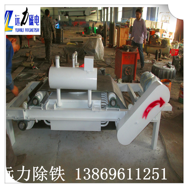 風(fēng)冷自卸式電磁除鐵器回收價值利用好,遠力磁電生產(chǎn)的RCDA系列風(fēng)冷懸掛式電磁除鐵器磁路采用計算機模擬設(shè)計,透磁深度大.磁力強.特殊的風(fēng)道設(shè)計,軸流風(fēng)機強迫風(fēng)冷,風(fēng)量大,風(fēng)壓高,使線圈散熱快,溫升低,冷熱態(tài)磁場差異小.線圈經(jīng)特殊的浸漆絕緣及固化處理技術(shù),抗氧化,耐腐蝕,提高整機的絕緣性能,保障長期連續(xù)工作不老化.