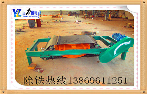　RCDB-6.5自冷自卸式電磁除鐵器，懸掛式電磁除鐵器,近幾年除鐵器市場(chǎng)發(fā)展前景良好，除鐵器行業(yè)成為拉動(dòng)和提高經(jīng)濟(jì)增長(zhǎng)點(diǎn)的重要行業(yè).濰坊遠(yuǎn)力磁電瞅準(zhǔn)時(shí)機(jī)迅速發(fā)展，無論產(chǎn)品數(shù)量還是生產(chǎn)規(guī)模都有飛躍式的提高和發(fā)展，除鐵器銷量與日俱增. 　　1.自冷式電磁除鐵器本體磁路設(shè)計(jì)合理，磁場(chǎng)強(qiáng)度高.透磁深度大，故適合料層較厚的場(chǎng)合除鐵.又因采用全密封結(jié)構(gòu)，制造過程中經(jīng)真空干燥等特殊工藝處理，所以能有效地防止粉塵和有害氣體對(duì)線圈侵蝕，對(duì)環(huán)境和氣候的適應(yīng)性強(qiáng)，使用壽命長(zhǎng).
