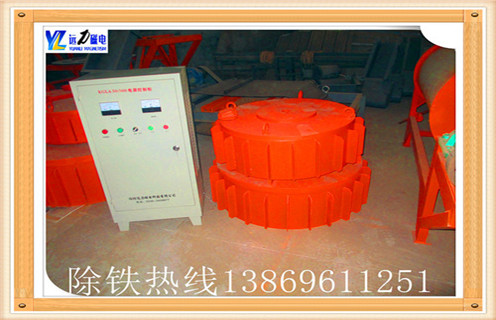 　電磁除鐵器 自動(dòng)鋁線圈電廠除鐵 供應(yīng)電磁自卸式除鐵器,很多客戶在購(gòu)買磁選設(shè)備的時(shí)候,關(guān)注的是商家的信譽(yù),產(chǎn)品的質(zhì)量,售后的服務(wù),然而很少會(huì)有客戶提及安裝工人是否合格,經(jīng)驗(yàn)是否豐富,如果忽略這一點(diǎn),也很有可能會(huì)使得磁選設(shè)備的回收率降低.那么一名合格的安裝工人,是如何去操作的,遠(yuǎn)力磁電為您詳解! 　　電磁除鐵器最常見的問題就是回收率低,明明買的是好設(shè)備,磁場(chǎng)強(qiáng)度和工作品質(zhì)都能達(dá)到,回收率卻不高,到底是什么原因?qū)е逻@種問題呢?電磁除鐵器的尾礦必須保證一定的溢流量(約占尾礦量的25%) 才能取得好的分選效果,而電磁除鐵器尾礦的溢流量是通過(guò)調(diào)節(jié)其底流量的大小來(lái)實(shí)現(xiàn)的,現(xiàn)有的底流調(diào)節(jié)裝置很不方便且精度較低,不能保證溢流量的穩(wěn)定.入料不能沿滾筒的全寬均勻地給料,導(dǎo)致分選槽內(nèi)的流量不均勻,流量大的地方流速過(guò)快.液面翻花.出現(xiàn)紊流,造成尾礦中的含介量增大.