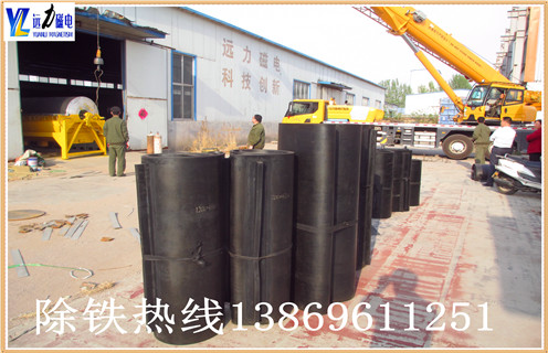 輸送帶專用懸掛式強磁除鐵器皮帶永磁鐵吸鐵器rcyb-8除鐵器皮帶，電磁除鐵器在采礦,焦化,煤等皮帶輸送行業(yè)作為除鐵設(shè)備領(lǐng)域,已被廣泛應(yīng)用.皮帶鐵除鐵器自動卸載鐵帶使用高強度一體式橡膠圈,一個帶刮刀易于完成卸載操作.為了保護皮帶延長皮帶壽命,可以支撐安裝支架,用這種支架支撐可以滿足不同的安裝方式. 　　永磁自卸式除鐵器皮帶廣泛應(yīng)用于礦山,冶金,煤炭,火電,化工,建材等行業(yè).電子式樹脂鑄造用內(nèi)部使用的圓盤型隔膜,這種圓形隔膜采用自冷式全密封結(jié)構(gòu).其優(yōu)勢是具有較大的滲透深度,強吸力,防塵,防雨,腐蝕等特點,在極惡劣的環(huán)境下仍能可靠運行.回收磁性材料并防止磨床,破碎機等機械設(shè)備損壞和磨損,具有可靠的保護作用.