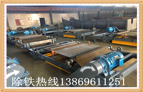 生產(chǎn)RCYD（C）-12永磁自卸式除鐵器帶式除鐵器強磁石料建材吸，濕式永磁自卸式除鐵器 ，濕式永磁自卸式除鐵器按照槽體的不同可分為順流式、逆流式、半逆流式三種。公司提供實驗室，實驗樣機可根據(jù)用戶的物料來自由定做設(shè)備，公司濕式永磁自卸式除鐵器經(jīng)常銷往設(shè)計院，具有 　　1.干式永磁自卸式除鐵器主要應(yīng)用  　　干式永磁自卸式除鐵器 廣泛應(yīng)用于，沙山，鐵礦，河沙中的鐵粉提取，是目前河沙提取鐵粉的最為理想的設(shè)備。 干式永磁自卸式除鐵器概述： 干式永磁自卸式除鐵器是我公司專為磁性礦而研制設(shè)計的一種新型干選磁選